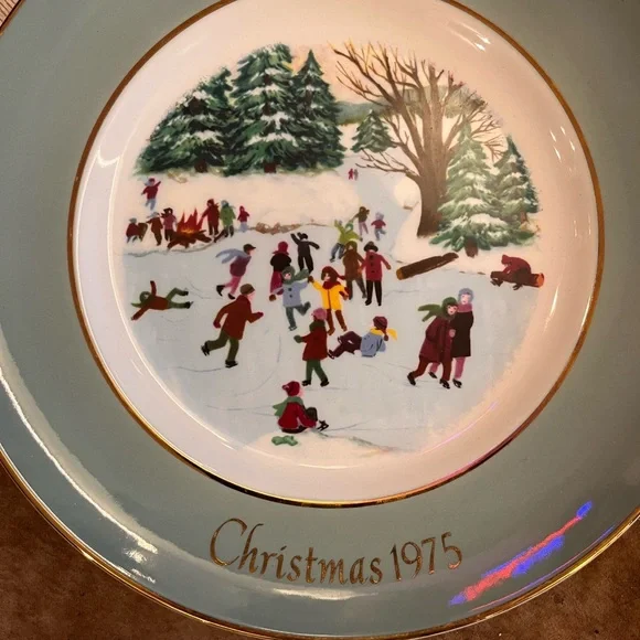 Wedgwood Holiday Scene Plate Set in Blue and Cream - Picture 3 of 13